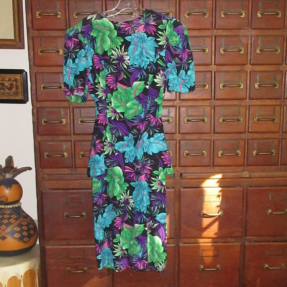 Small Multi-color Floral Peplum Style Short Sleeve Dress - Picture 1 of 4